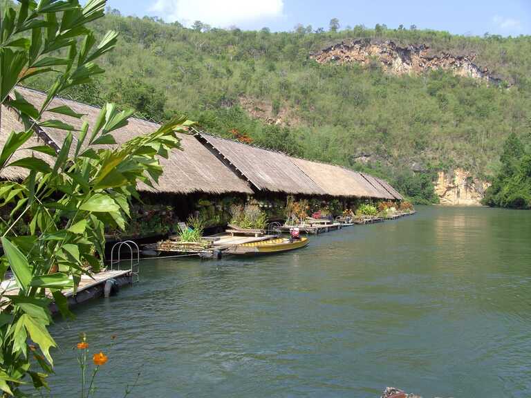 Am River Kwai in Thailand übernachten wir in einem Schwimmenden Hotel. River Kwai
