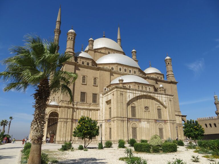 Tempel Kairo Ein großer Tempel in Kairo mit blauem Himmel im Hintergrund