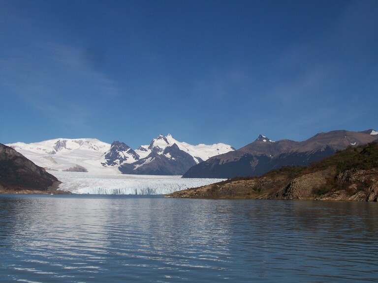 Schneebedeckte Berge in Calafate mit Seeblick