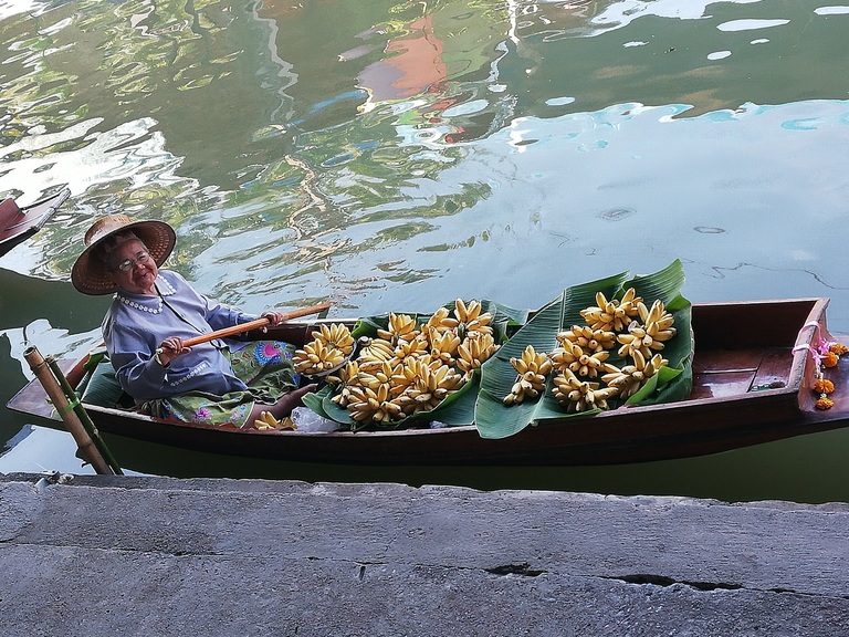 Auf dem schwimmenden Markt werden Ihnen vom Boot aus die unterschiedlichsten Dinge angeboten. Thailand Rundreise 3 Wochen