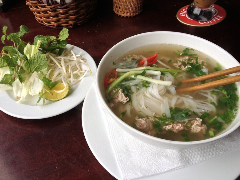 Pho ga mit Gemüse an der Seite Pho ga mit Gemüse an der Seite