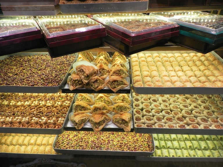 Orientalisches Süßgebäck Orient, süßes Gebäck, Maamoul, Baklava, Backreisen