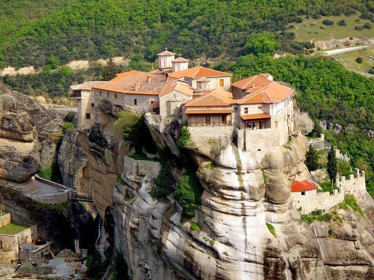 Die Meteora-Klöster von Kalambaka thronen hoch oben auf den steilen Felsen. Griechenland Kalambaka Meteora Kloster