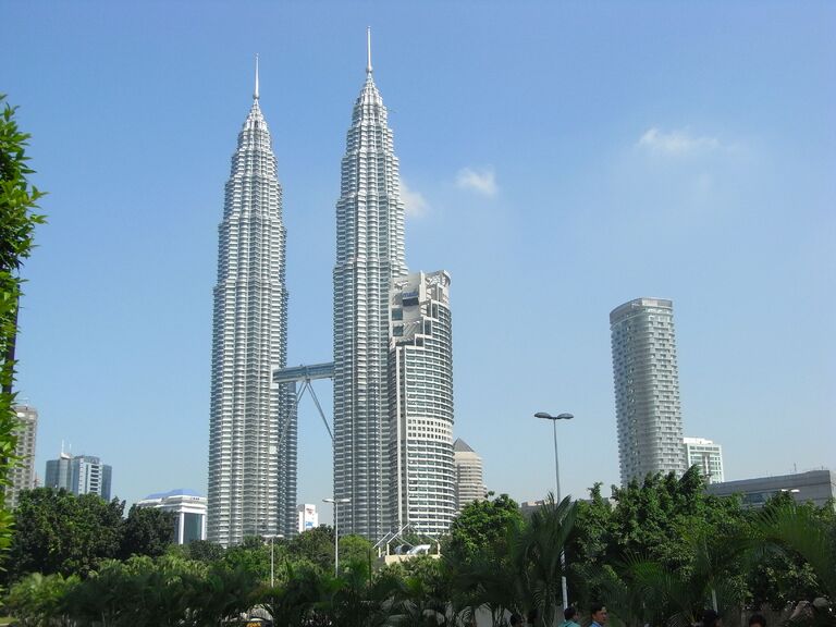 Die Petronas Twin Towers in Kuala Lumpur Petronas Twin Towers, Kuala Lumpur, Rundreise Thailand, Rundreise Malaysia, Rundreise Singapur, Rundreise Malaysia und Singapur 3 Wochen