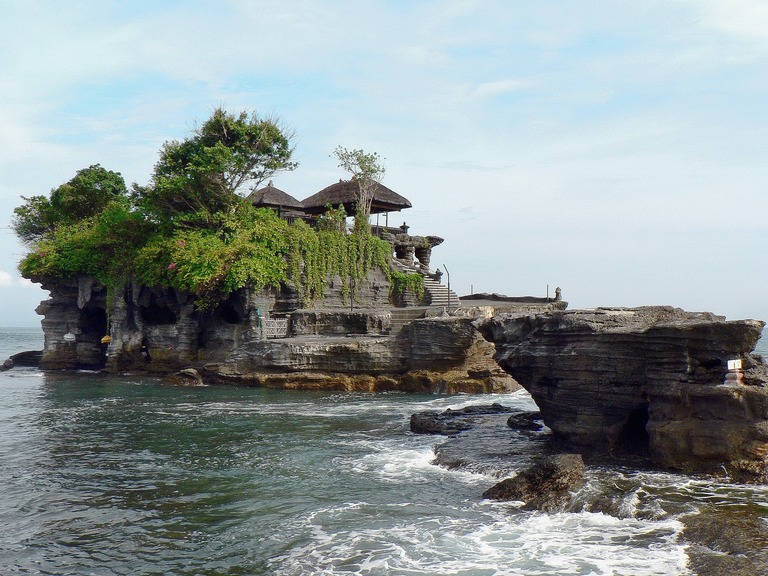 Der Meerestempel Tanah Lot wird bei Flut vollkommen vom Meer umspült. 