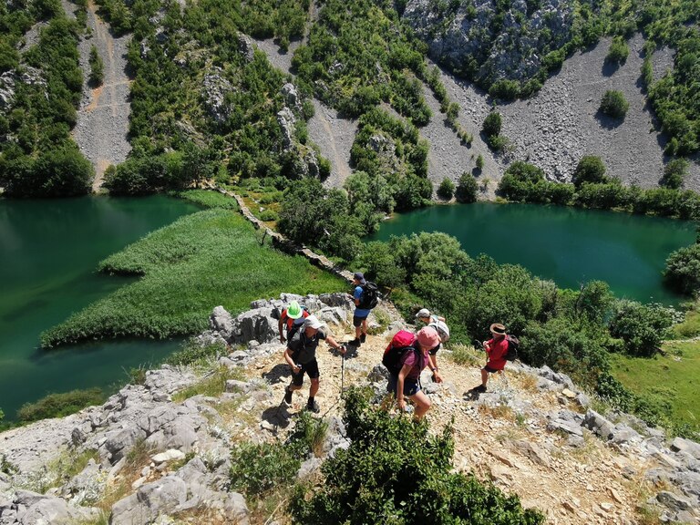 Landschaften Kroatiens. Hier der Fluss Krupa Krupa, Landschaft, Wanderweg, Gruppe, Fluss, Kroatien