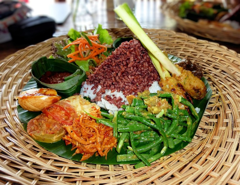 Typisch indonesische Mahlzeit Genießen Sie eine leckere, typisch indonesische Mahlzeit.