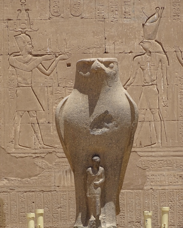 Horusstatue in Endfu im Horustempel Edfu, Horusstatue, Horustempel, Ägypten, Rundreise Ägypten