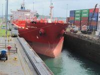 Schiff im Panama-Kanal
