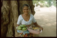 Djoser_Sri Lanka_Unterwegs_Frau mit Früchten_NL_FOC
