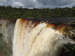 GY_Kaieteur-Wasserfall_neben Abbruchkante_AHU_FOC